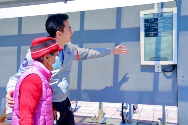 竹北市公所攜手企業推太陽能電子紙智慧站牌　鄭朝方:符合永續節能減法目標