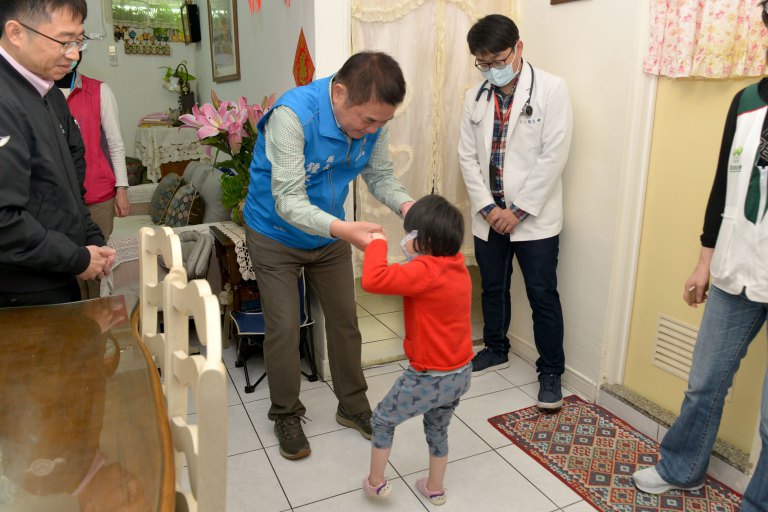 縣長鍾東錦慰訪寄養家庭　宣布寄養家庭與托育人員六項支持方案