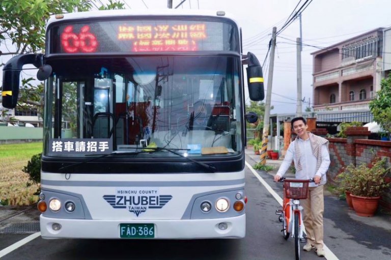 竹北市民免費公車市政櫥窗上路　鄭朝方:加裝「搭車請招手」告示牌隨招隨搭