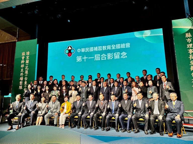 楊佳叡接任全國補教總會長　鄭文燦代表接受總值2.5億元育苗專案捐贈