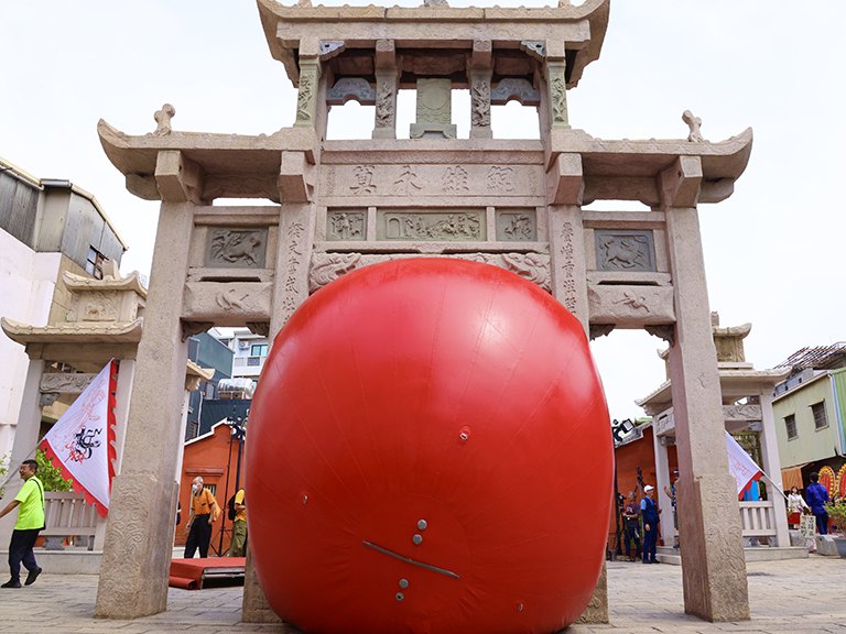 「紅球臺南」第一站風神廟　吸引眾人朝聖