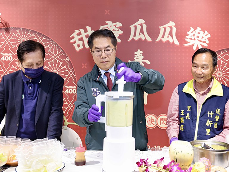黃偉哲快閃臺中大遠百　製作洋香瓜冰沙分享臺南味農特產