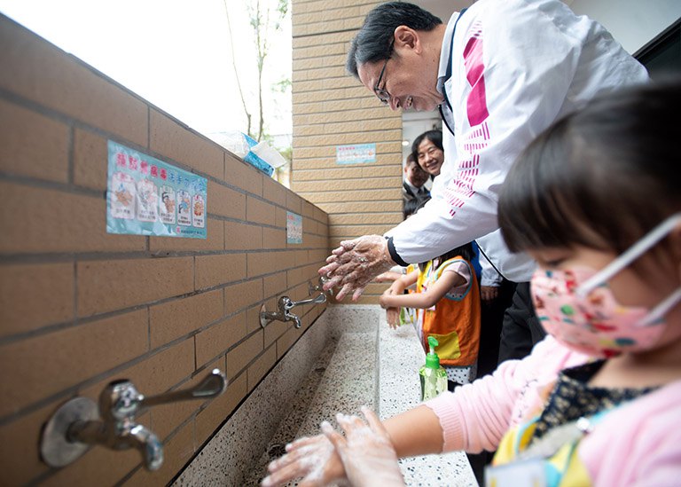 腸病毒進入流行期　張善政與學童共同宣導正確洗手