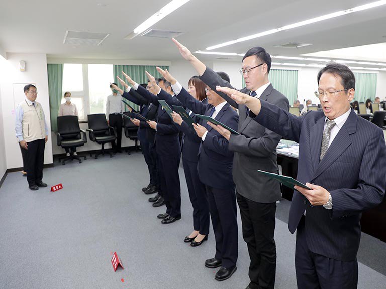 台南市新任7區長宣誓就職　黃偉哲勉勇於承擔任、積極任事