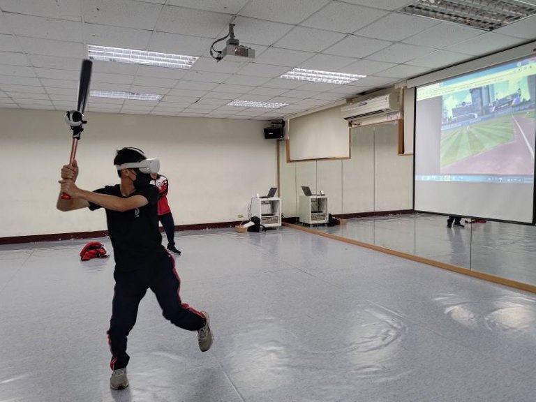 桃園清華高中參訪明新科大 與棒球隊一起開箱頂級VR訓練工具