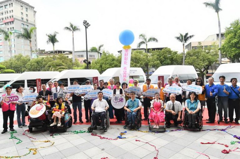 彰化善心人士及企業滿滿愛心　捐贈14輛復康巴士助身障弱勢