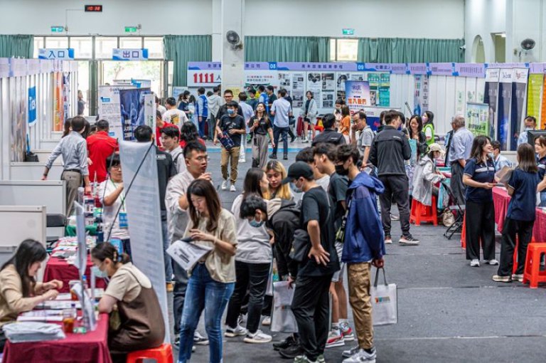 中華大學校園徵才博覽會湧人潮　科技業職缺最搶手！