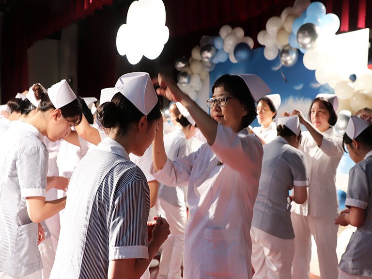 中華醫大護理系加冠典禮　231位準南丁格爾傳光宣誓