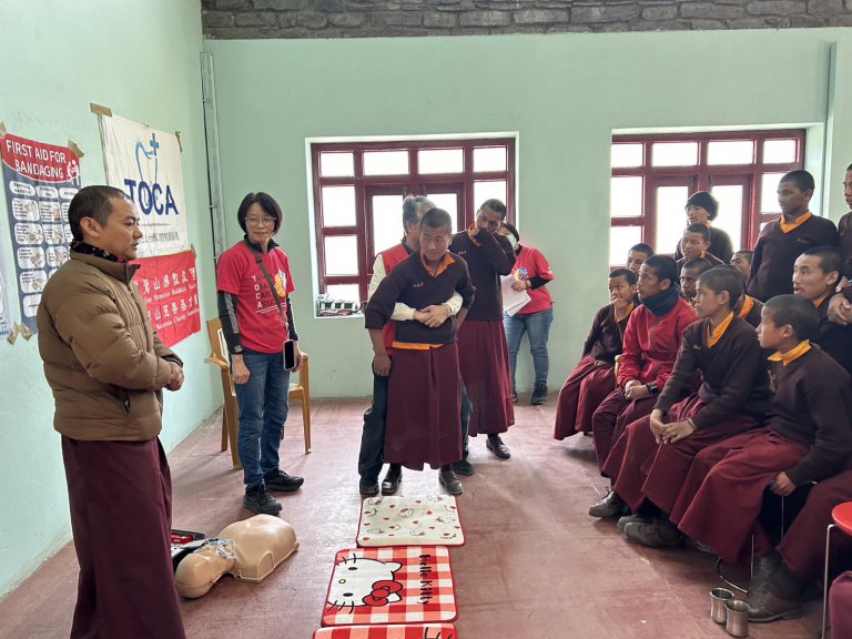 靈鷲山結合TOCA尼泊爾義診　加入CPR急救教學