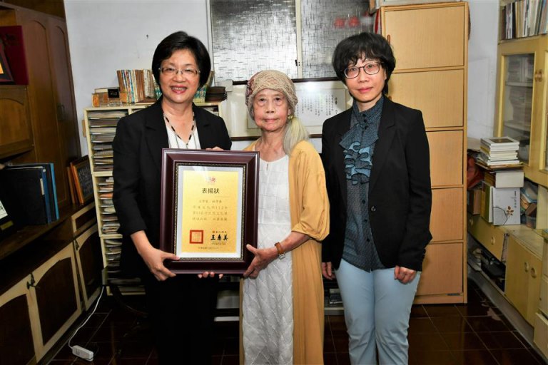 彰化文學家林亨泰榮獲行政院文化獎　王惠美今獻上最高榮耀