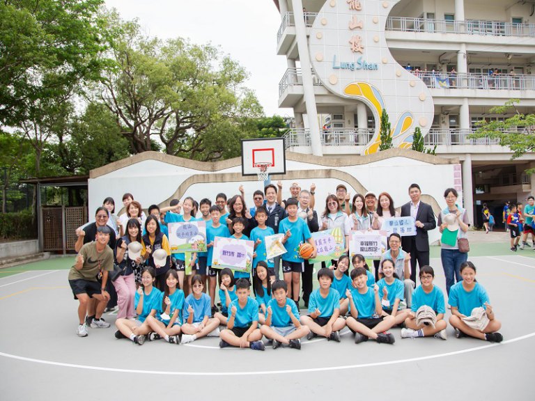 龍山國小籃球場鋪面整建工程完工　為學童創建舒適安全運動環境