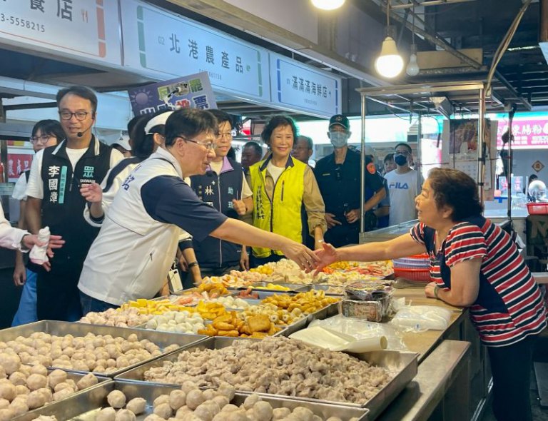 藍白攜手市場掃街　林思銘、李明璇呼籲團結反惡罷、拚公投