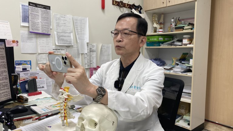 20歲女長期滑手機頸椎提早老化　員榮醫提醒：別輕忽低頭對頸椎的傷害