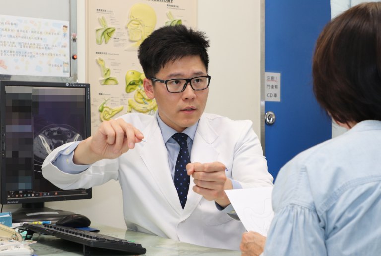 6旬婦陪夫健檢意外發現大腸癌　仁愛長庚醫達文西自然孔手術切除