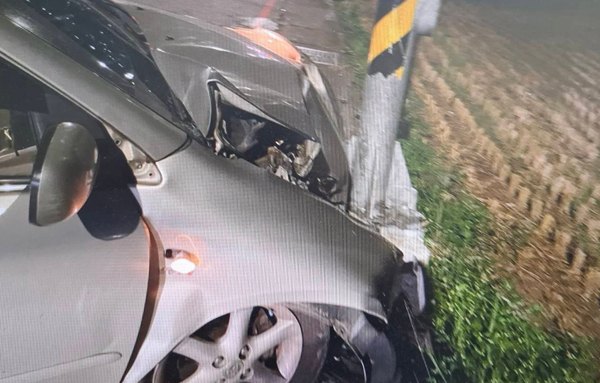 中壢區一男子酒後駕車　自撞路邊燈桿車頭全毀