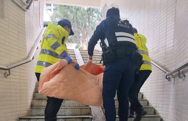 中壢龍岡地下道常見街友 中壢警方送醫安置 中壢龍岡地下道常見街友 中壢警方送醫安置