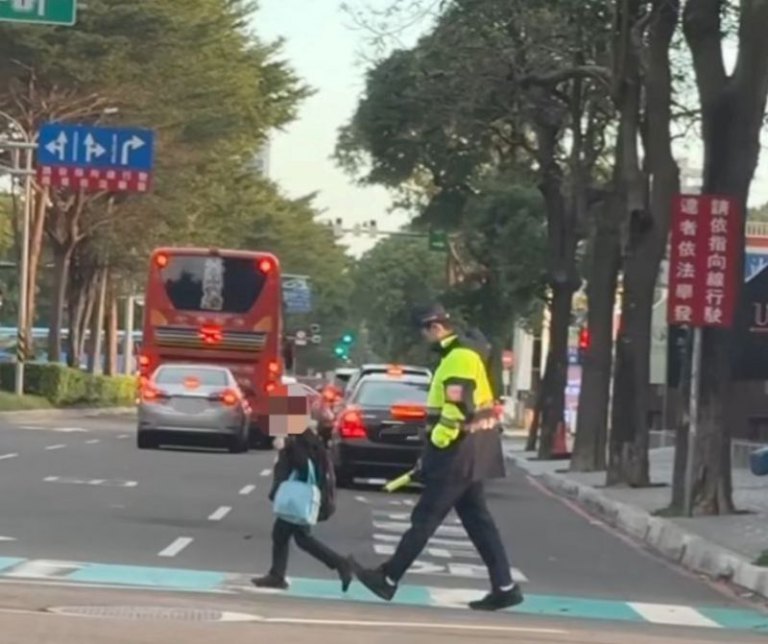 最帥的守護在日常 竹北警清晨路口暖心陪伴學童 最帥的守護在日常 竹北警清晨路口暖心陪伴學童