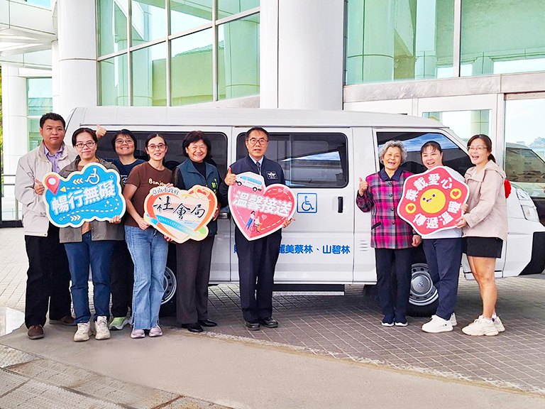 熱心民眾捐贈2輛復康巴士 黃偉哲感謝善心回饋照顧弱勢市民 熱心民眾捐贈2輛復康巴士 黃偉哲感謝善心回饋照顧弱勢市民