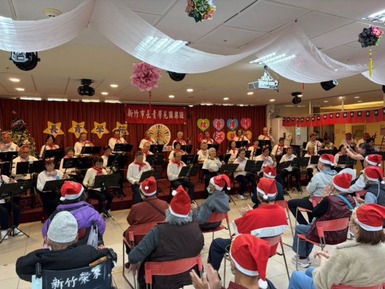 長青學苑國樂隊溫暖新竹榮家　經典老歌牽動青春記憶