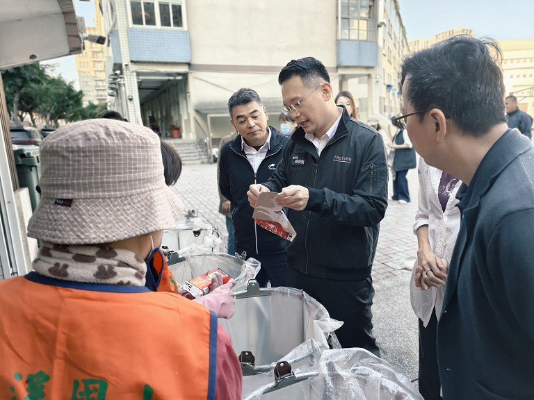 桃市府試推學校垃圾專用袋　市府、學校及志工攜手推廣 校園垃圾減量有效降低負擔