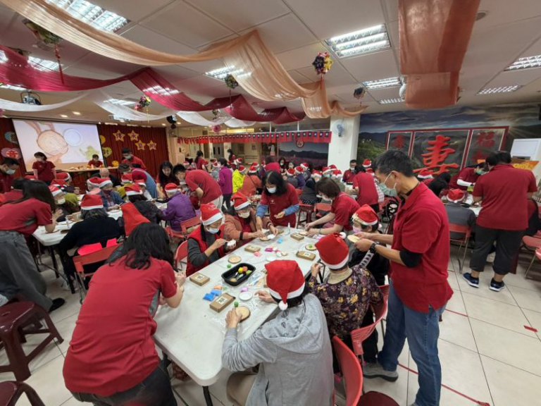 新竹榮家攜手慈善企業 以傳承藝術創作及音樂伴長輩迎聖誕 新竹榮家攜手慈善企業 以傳承藝術創作及音樂伴長輩迎聖誕