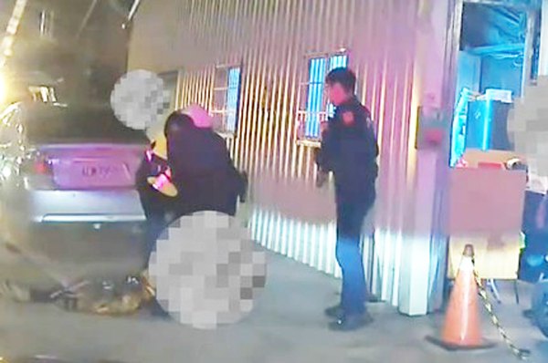 中壢一疑酒後持刀亂砍 　警方即時趕到逮人