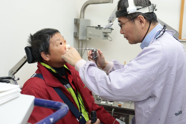 菸檳酒釀惡果　56歲男下咽癌復發「失聲」到部張醫求生