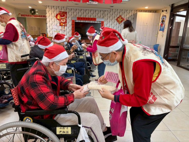 聖誕報佳音傳愛　勝利堂贈毛帽溫暖新竹榮家爺奶