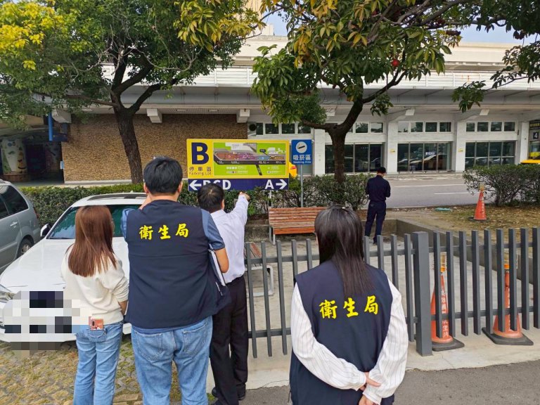 民眾高雄機場室外區躺地吸菸　衛生局今兩度無預警查察促航站加強菸害防制管理