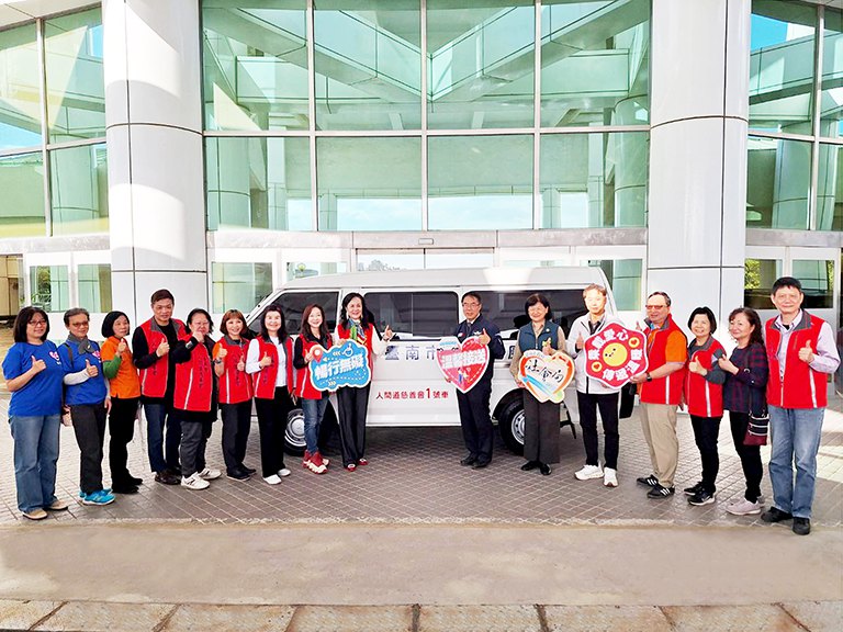 臺南市人間道慈善會慨捐復康巴士　黃偉哲感謝為身障者提供便捷服務