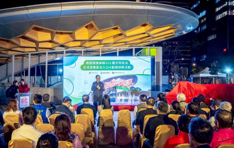 桃園捷運綠線G11正式送電點燈　張市長：朝115年通車目標再邁進一大步