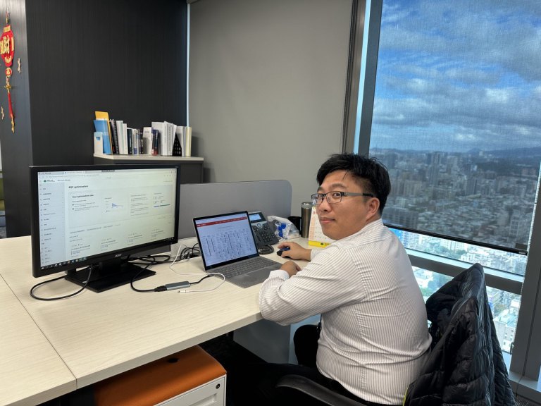 他果斷報名 AI 及雲端職訓課程充電升級　成功轉換跑道