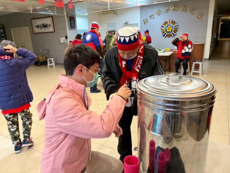 新竹榮家拂曉升旗　長輩披國旗圍巾元旦迎新禧