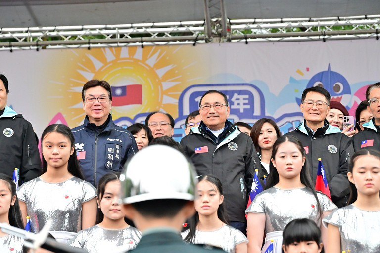 新北元旦升旗 五千人唱出力量 侯友宜:用歌聲為城市加油 新北元旦升旗 五千人唱出力量 侯友宜:用歌聲為城市加油