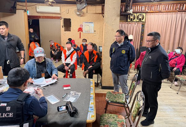 中壢警分局查獲一職業賭場　搜出七萬元賭資逮二十五位賭客