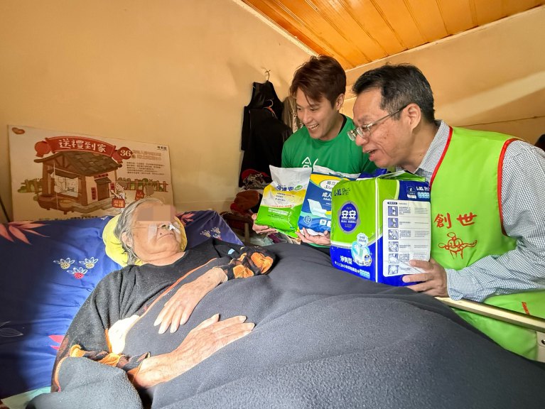 不畏低溫~ 藝人張睿家陪植物人家庭溫暖迎新年 不畏低溫~ 藝人張睿家陪植物人家庭溫暖迎新年