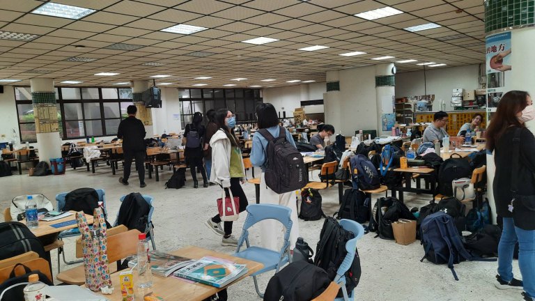 大學學測首日　高雄一考區考生及家長滿意考場及休息室規劃