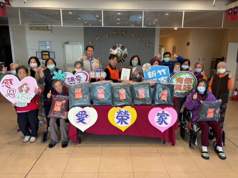 陸海空軍相互關懷協會冷冬贈愛心毯　　傳遞新竹榮家長輩溫暖情