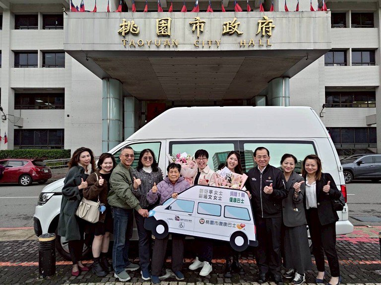 劉衍葶、劉曦文兩姊妹落實對社會關懷的精神　捐贈桃市復康巴士