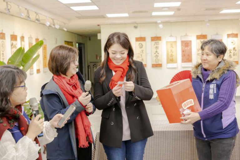 竹市稅務局送春聯熱鬧迎馬年　高虹安市長與民眾共享年味