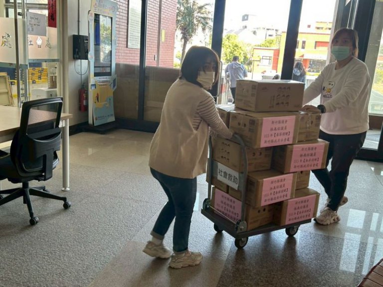 寒冬送暖千斤米　縣議員攜手企業守護弱勢家庭