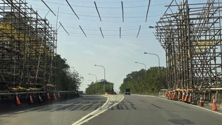 台電未經允許擅自施工 寶山交流道引道遭違法架設電纜 台電未經允許擅自施工 寶山交流道引道遭違法架設電纜