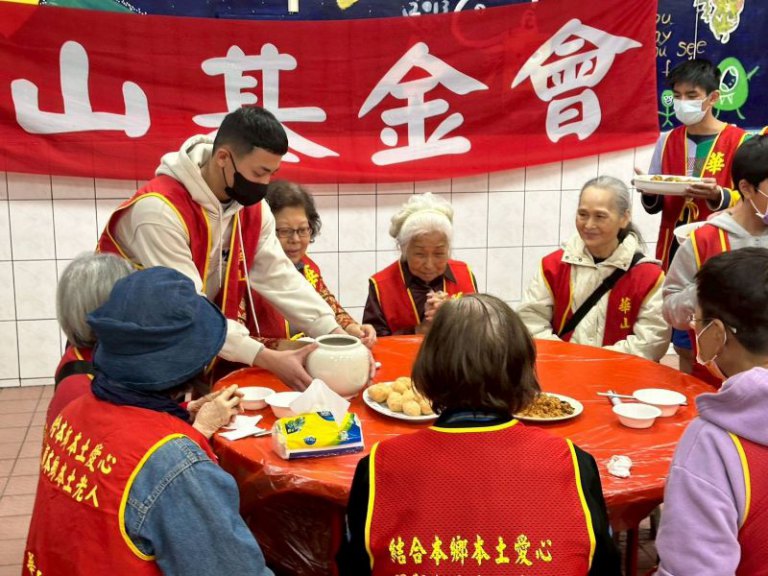 一桌年菜兩代相伴 華山攜手藍天家園送暖獨老 一桌年菜兩代相伴 華山攜手藍天家園送暖獨老
