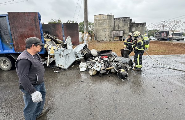 中壢有部大貨車後斗起火　警消人員趕抵現撲滅