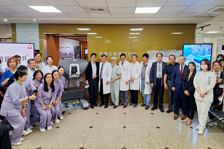 新樓醫院啟用達文西手術機器人系統　感恩禮拜見證醫療科技與信仰同行