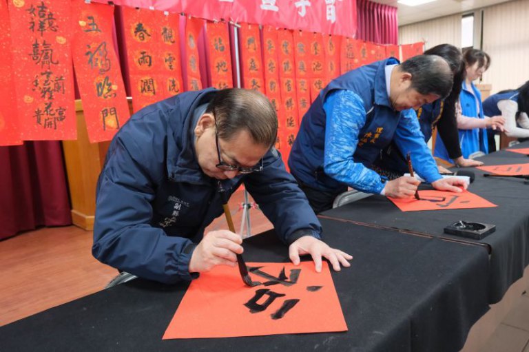 幸福竹縣迎新春 副縣長陳見賢與總工會揮毫送福展成果 幸福竹縣迎新春 副縣長陳見賢與總工會揮毫送福展成果