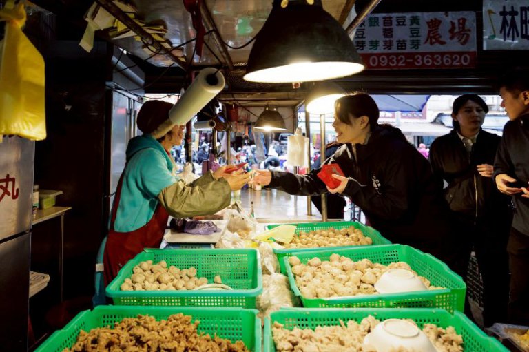 高虹安市長走訪竹市果菜市場及北門市場發紅包 向攤商與市民拜年迎新春 高虹安市長走訪竹市果菜市場及北門市場發紅包 向攤商與市民拜年迎新春