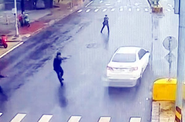 中壢警方開槍攔車　歹徒不停死命逃逸