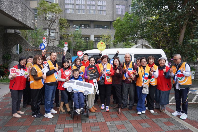 因愛啟程—中傑公益慈善基金會捐贈交通車　陪伴身心障礙朋友安心參與每一程