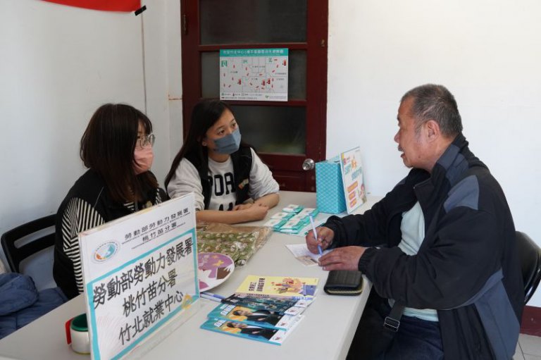 春節送暖到街頭　陳見賢赴收容所關懷街友生活